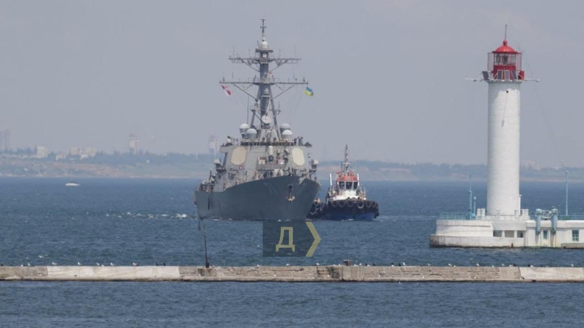 Еще один американский эсминец вошел в Черное море: фото