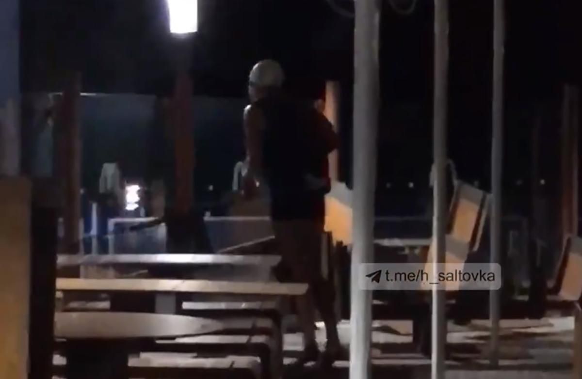 В Харькове мужчина с кастрюлей устроил погром в McDonald's: видео 18+ В Харькове мужчина с кастрюлей устроил погром в McDonald's: видео 18+