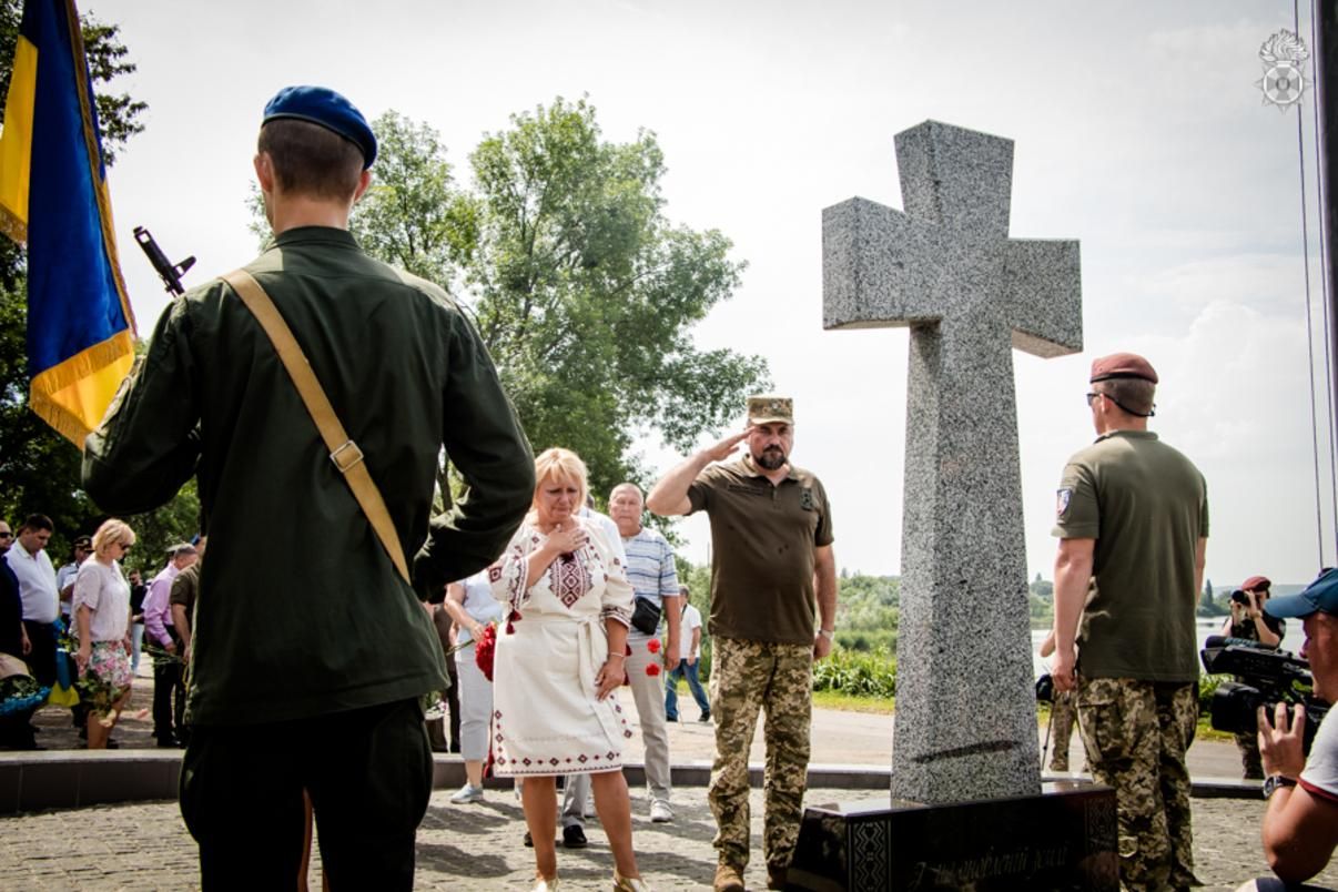 На Донеччині вшанували загиблих під час першої танкової атаки: фото
