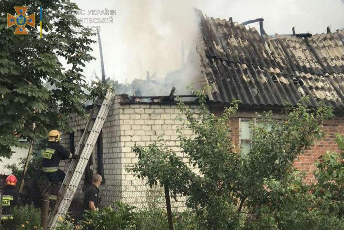 На Чернігівщині блискавка влучила у 2 будинки 26 червня 2021
