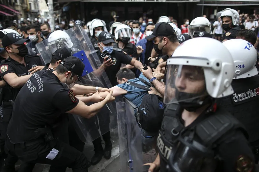 гей-парад туреччина стамбул поліція