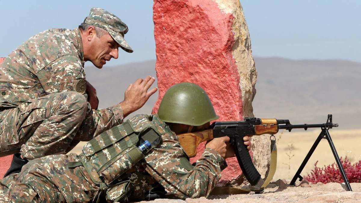Азербайджан и Армения обвиняют друг друга в обстреле позиций