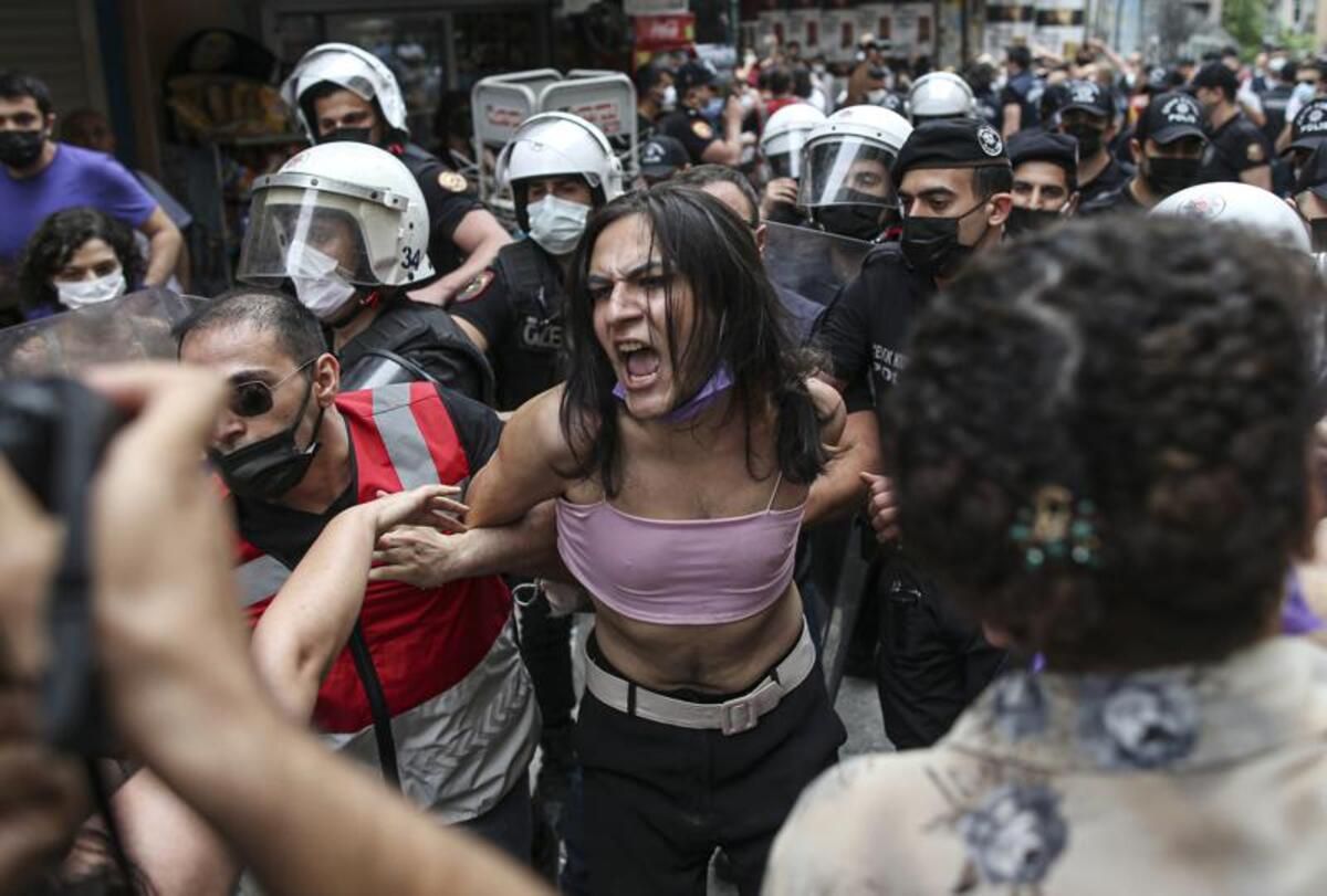 В Стамбуле полиция со слезоточивым газом разогнала гей-парад: фото