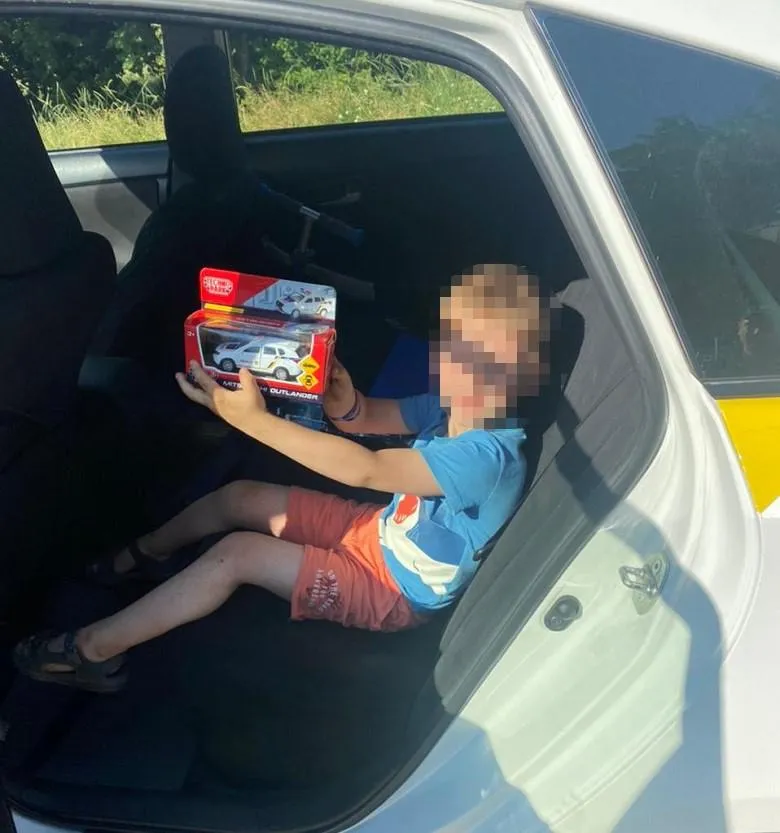 Втік від мами у поле на самокаті: у Києві усю ніч шукали 5-річного хлопчика – фото Втік від мами у поле на самокаті: у Києві усю ніч шукали 5-річного хлопчика – фото