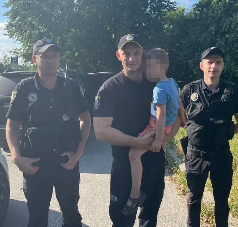 Втік від мами у поле на самокаті: у Києві усю ніч шукали 5-річного хлопчика – фото Втік від мами у поле на самокаті: у Києві усю ніч шукали 5-річного хлопчика – фото