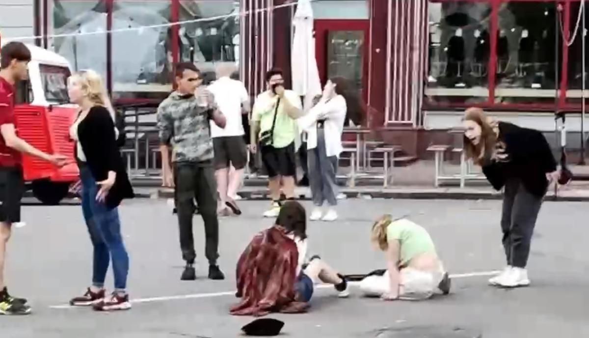 На Контрактовій площі Києва побилася компанія юних дівчат: відео 18+