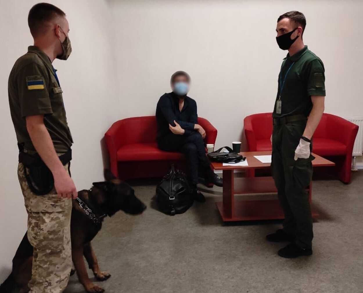 ️У харківському аеропорту прикордонники затримали вбивцю з Росії: фото
