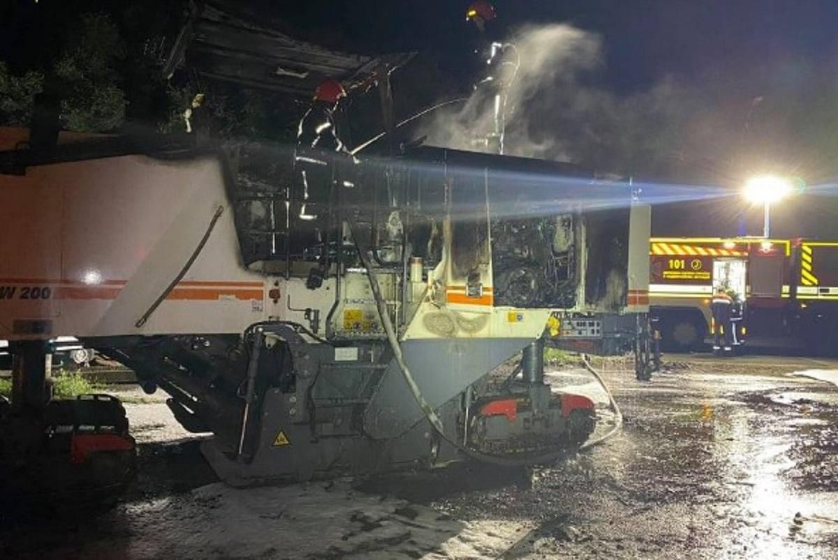 В Николаеве вандалы подожгли технику, ремонтирующую мост: видео В Николаеве вандалы подожгли технику, ремонтирующую мост: видео