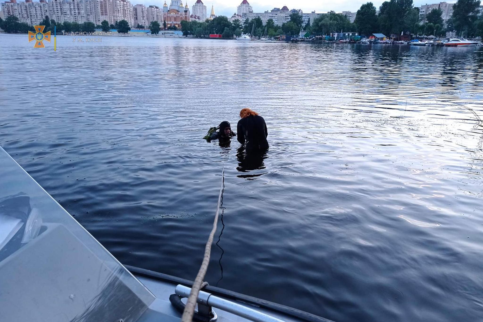 В Киеве 27.06.2021 из Днепра вытащили тело человека: фото В Киеве 27.06.2021 из Днепра вытащили тело человека: фото