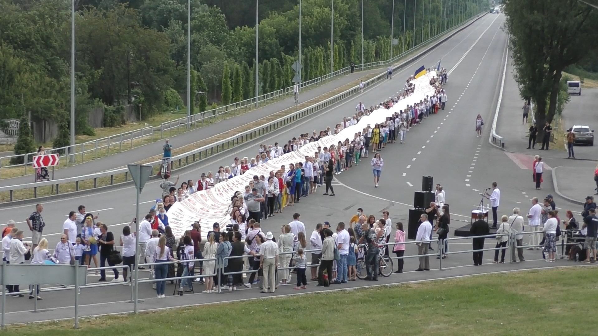 Национальный рекорд: в Чернигове развернули самый длинный рушник Украины - захватывающие фото Национальный рекорд: в Чернигове развернули самый длинный рушник Украины - захватывающие фото
