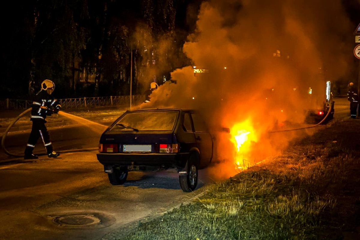 В Киеве посреди дороги полностью сгорел автомобиль: огонь тушили 14  спасателей – фото