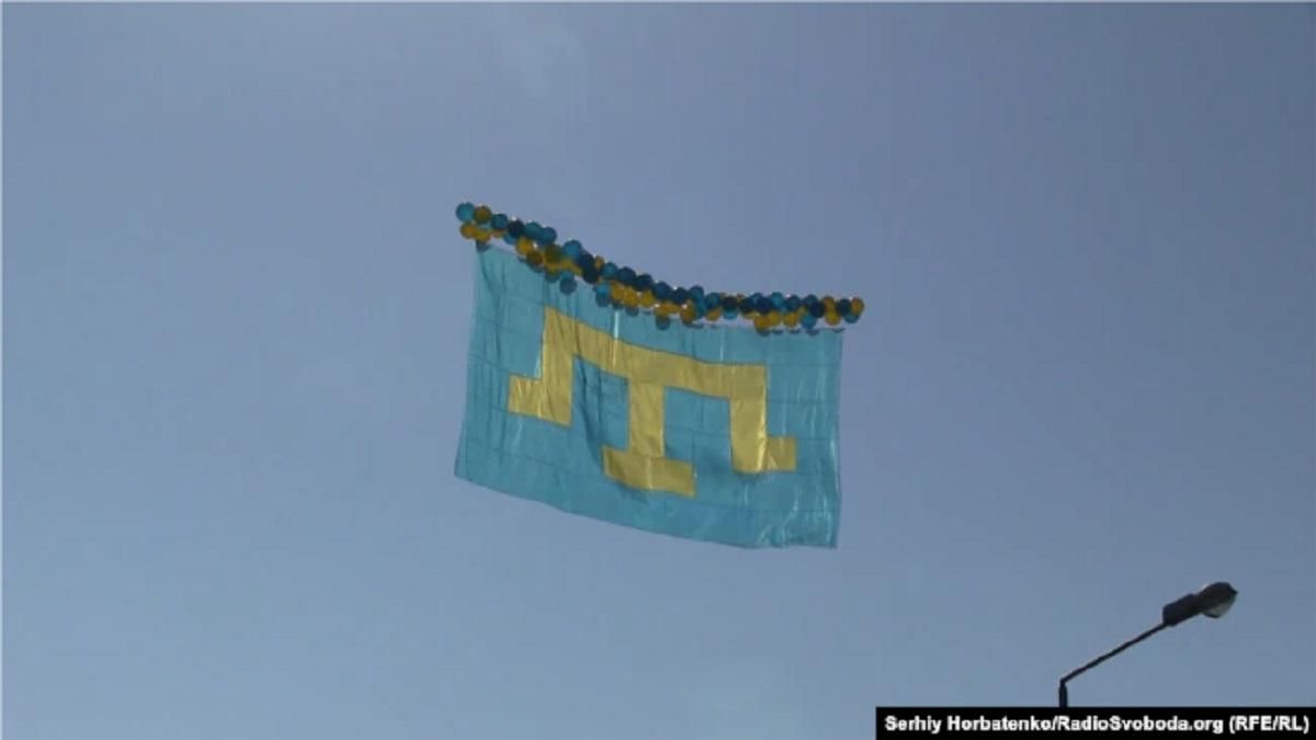 Над Кримом у небо запустили кримськотатарський прапор і листівки