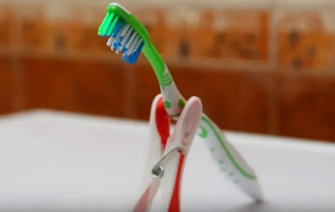 Підставка з прищіпкою Підставка з прищіпкою