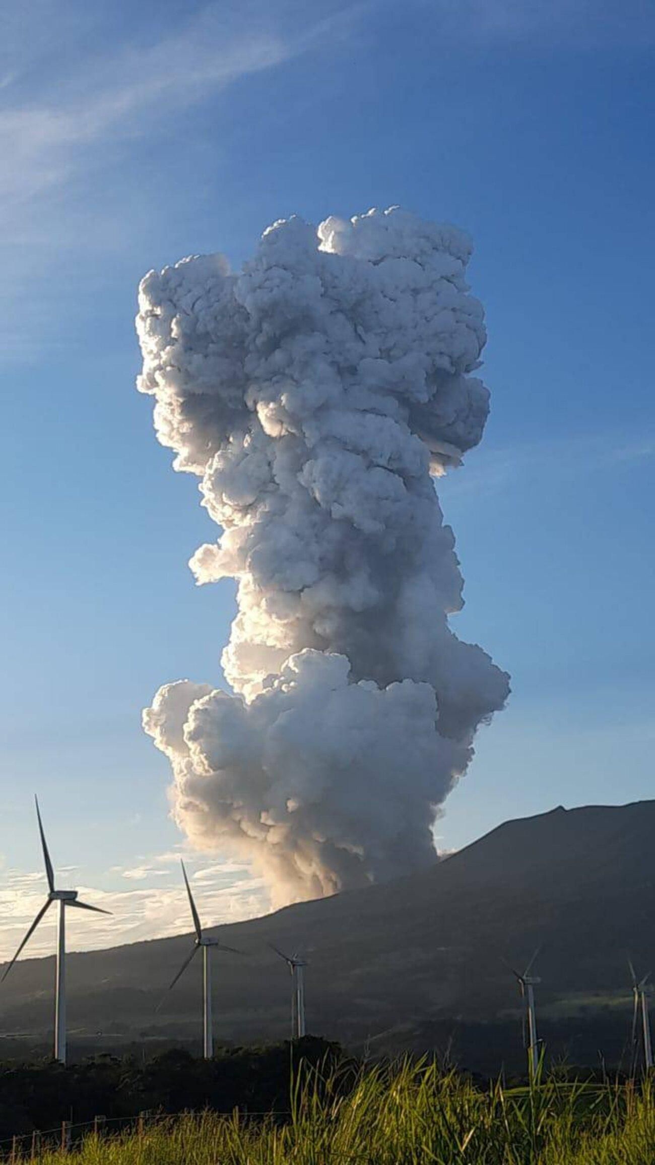 Стовп диму на 2 кілометри: у Коста-Риці сталося виверження вулкану 