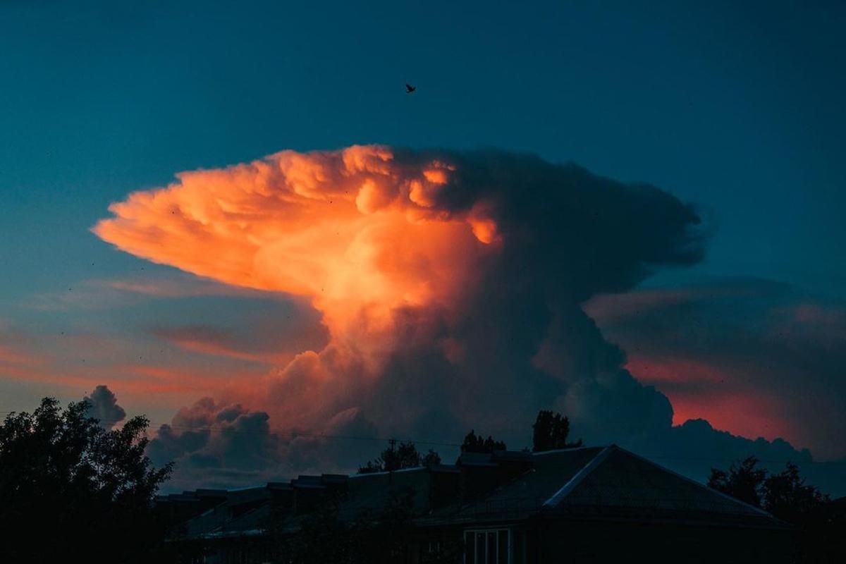 Хмара у небі над Києвом, схожа на ядерний гриб: що це – фото