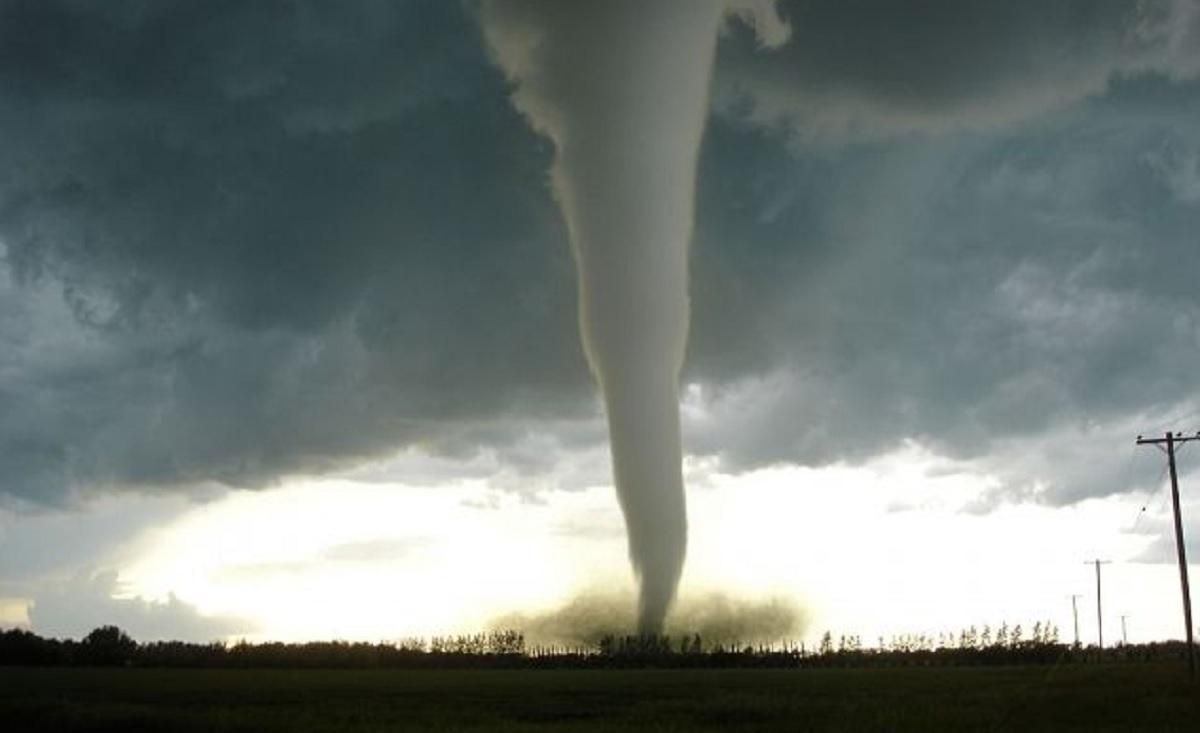 Потужний смерч пронісся сходом Криму: пошкоджені будинки Потужний смерч пронісся сходом Криму: пошкоджені будинки