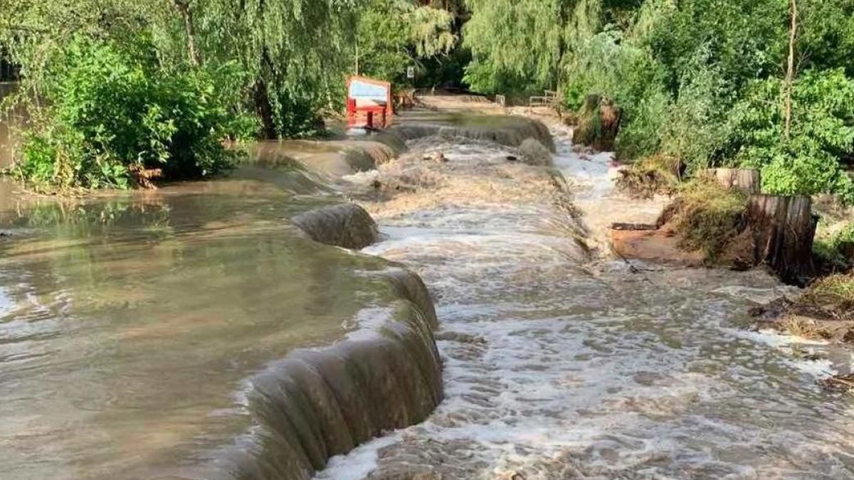 На Київщині через дощі затопило село