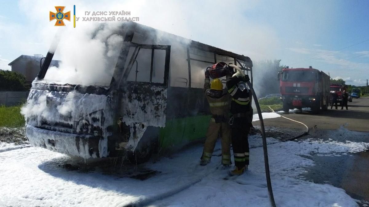 В Харькове загорелась маршрутка с пассажирами: видео, фото