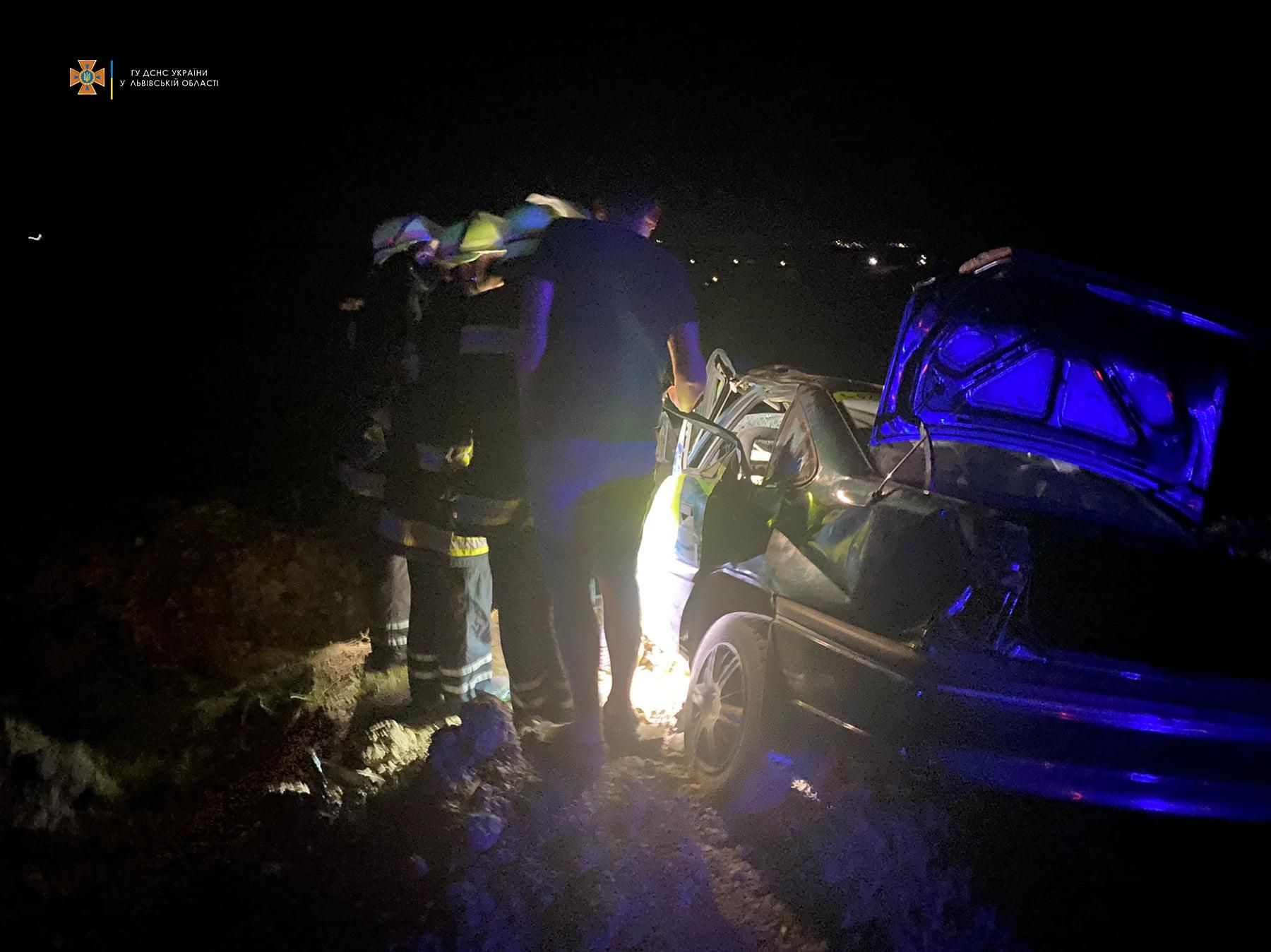 На Львівщині зіштовхнулись Ford та Opel: на місці ДТП працювали 13 рятувальників – фото На Львівщині зіштовхнулись Ford та Opel: на місці ДТП працювали 13 рятувальників – фото