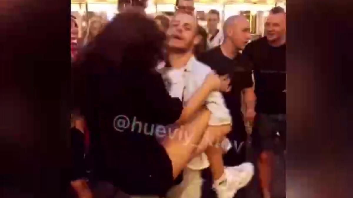 У центрі Києва чоловік крутив жінку на руках та ударив її головою У центрі Києва чоловік крутив жінку на руках та ударив її головою