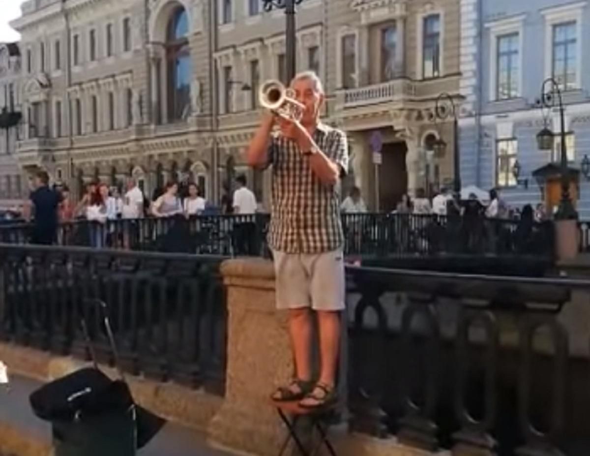 В Санкт-Петербурге уличный музыкант сыграл гимн Украины