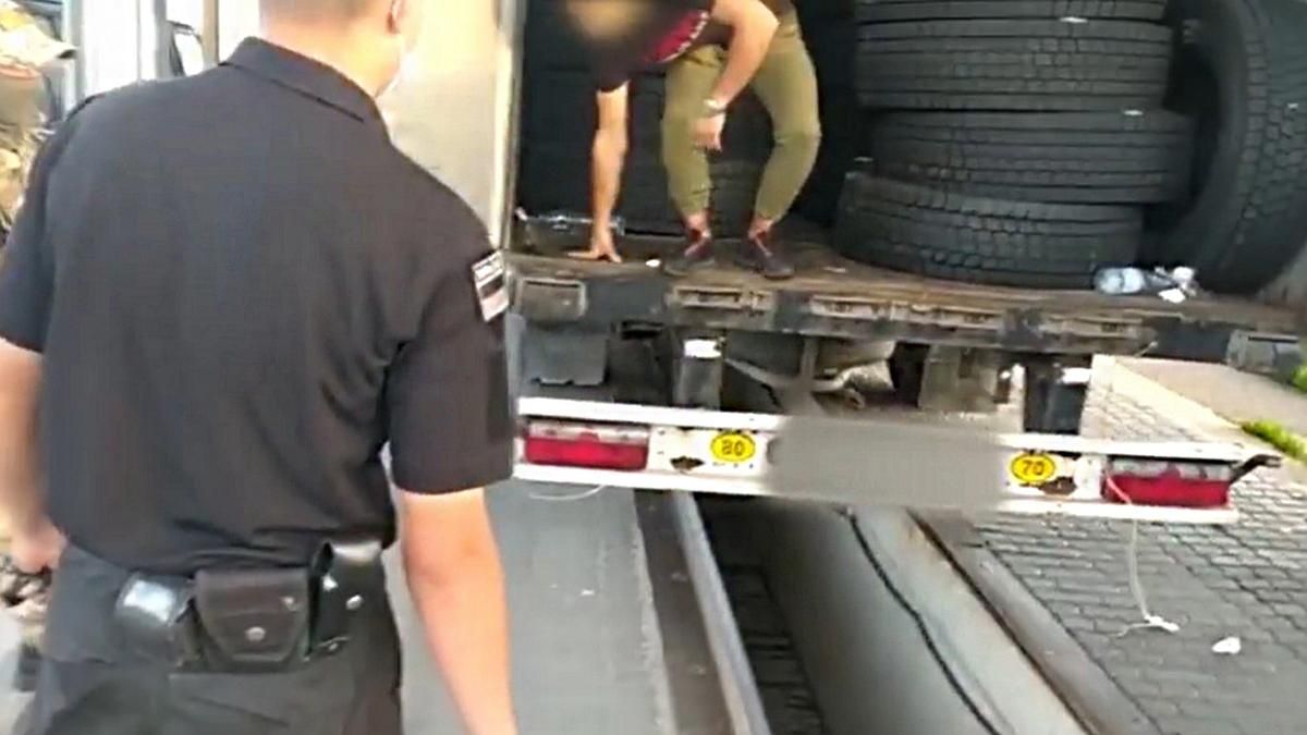 Під Одесою прикордонники затримали нелегала з Туреччини: відео Під Одесою прикордонники затримали нелегала з Туреччини: відео