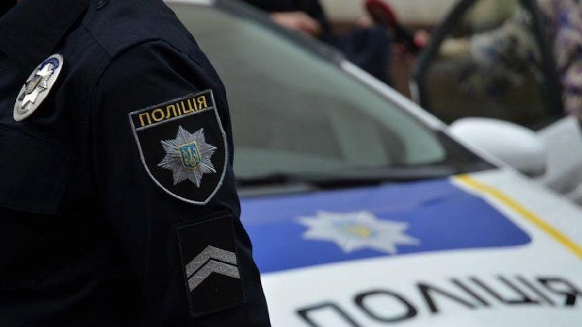 В Белой Церкви мужчина повредил машину копов и угрожал ножом В Белой Церкви мужчина повредил машину копов и угрожал ножом