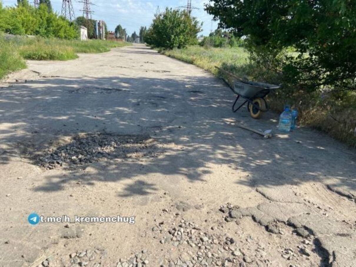 На Полтавщині у чоловіка, що сам лагодив дорогу, поцупили матеріали 