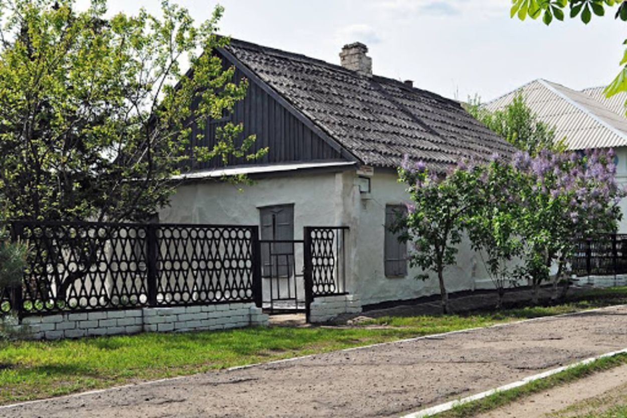 За метр до будинку: на Львівщині у подвір'ї виявили артилерійський снаряд – фото За метр до будинку: на Львівщині у подвір'ї виявили артилерійський снаряд – фото