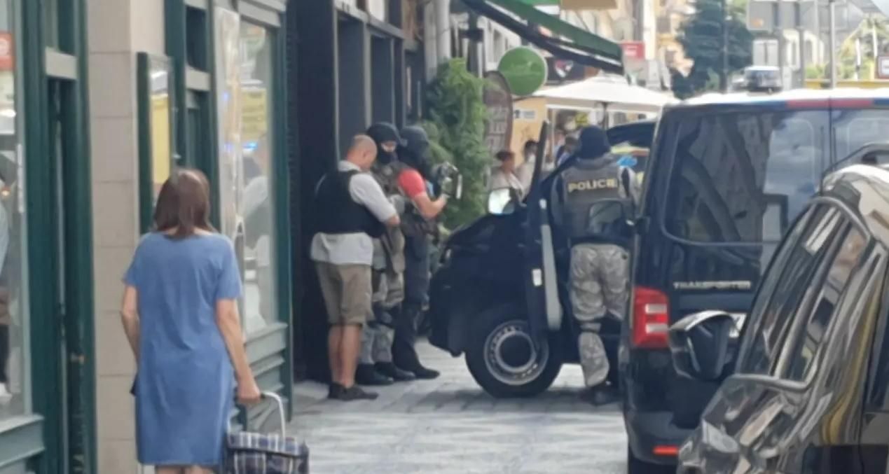 В центре Праги неизвестный открыл стрельбу: раненили человека