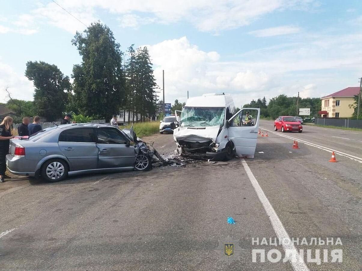 На трассе Киев - Чернигов столкнулись бус и легковушка 28.06.2021