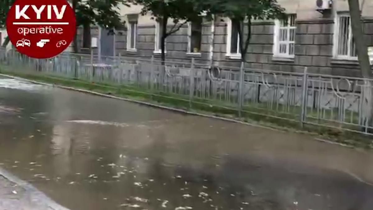 В Киеве из-за прорыва трубы затопило улицу В Киеве из-за прорыва трубы затопило улицу