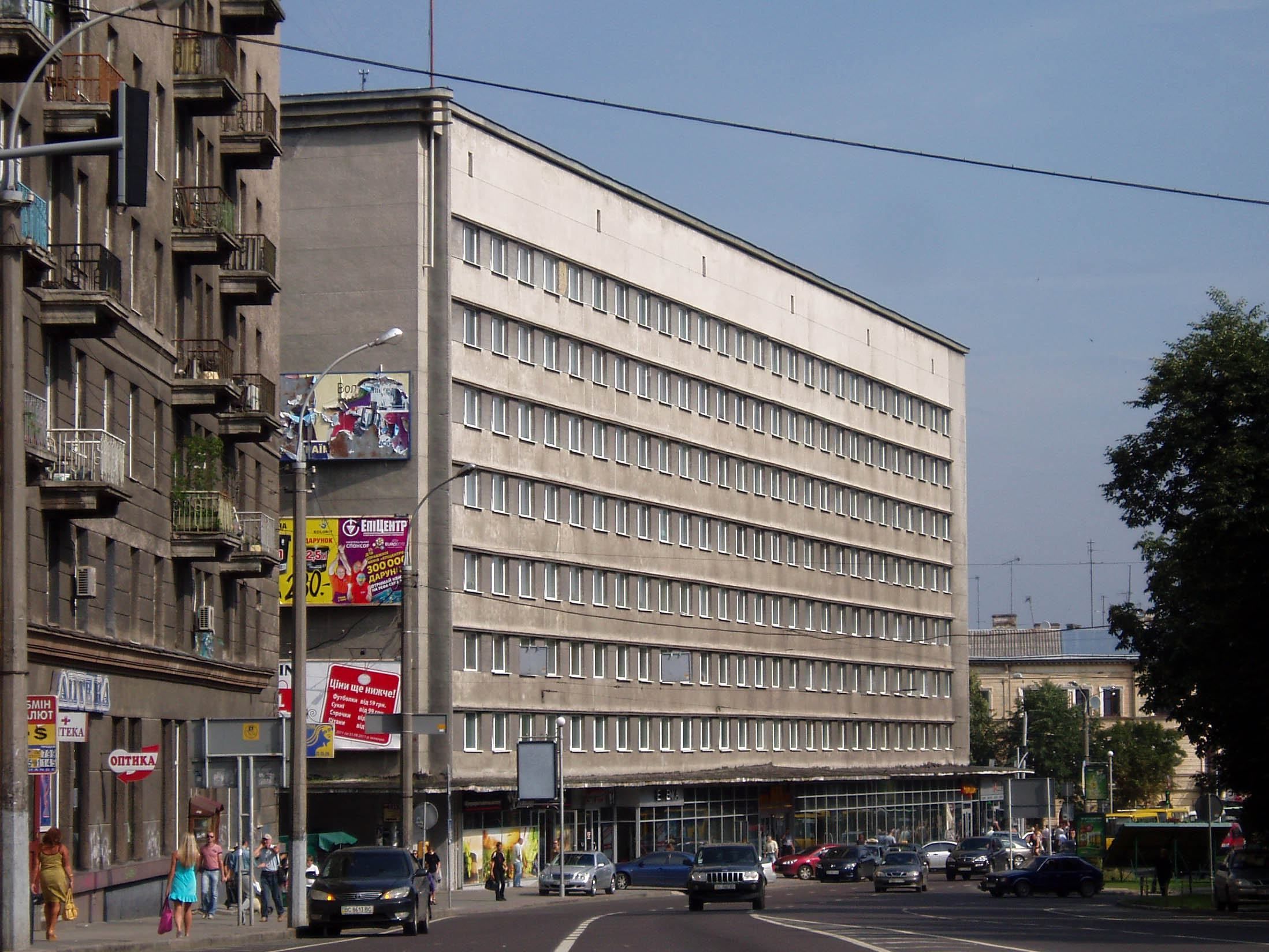 У центрі Львова на тротуарі мили автівки зі шланга: відео 