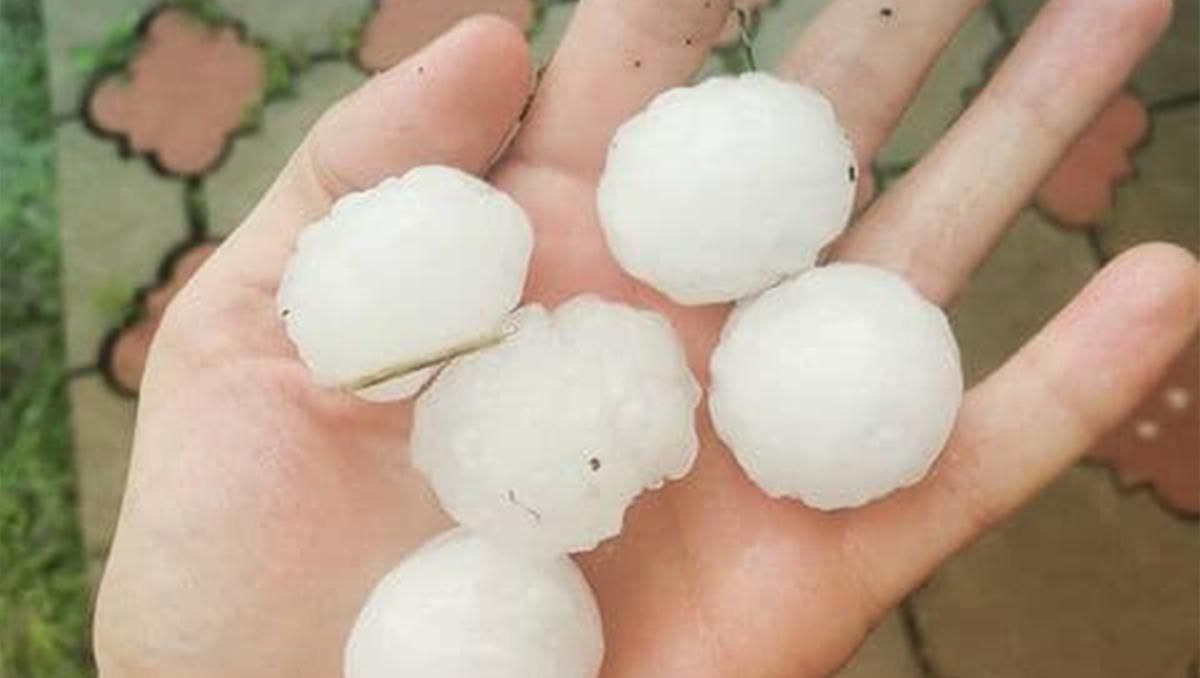 У Дніпрі випав гігантський град і заьтопило вулицю: відео, фото У Дніпрі випав гігантський град і заьтопило вулицю: відео, фото