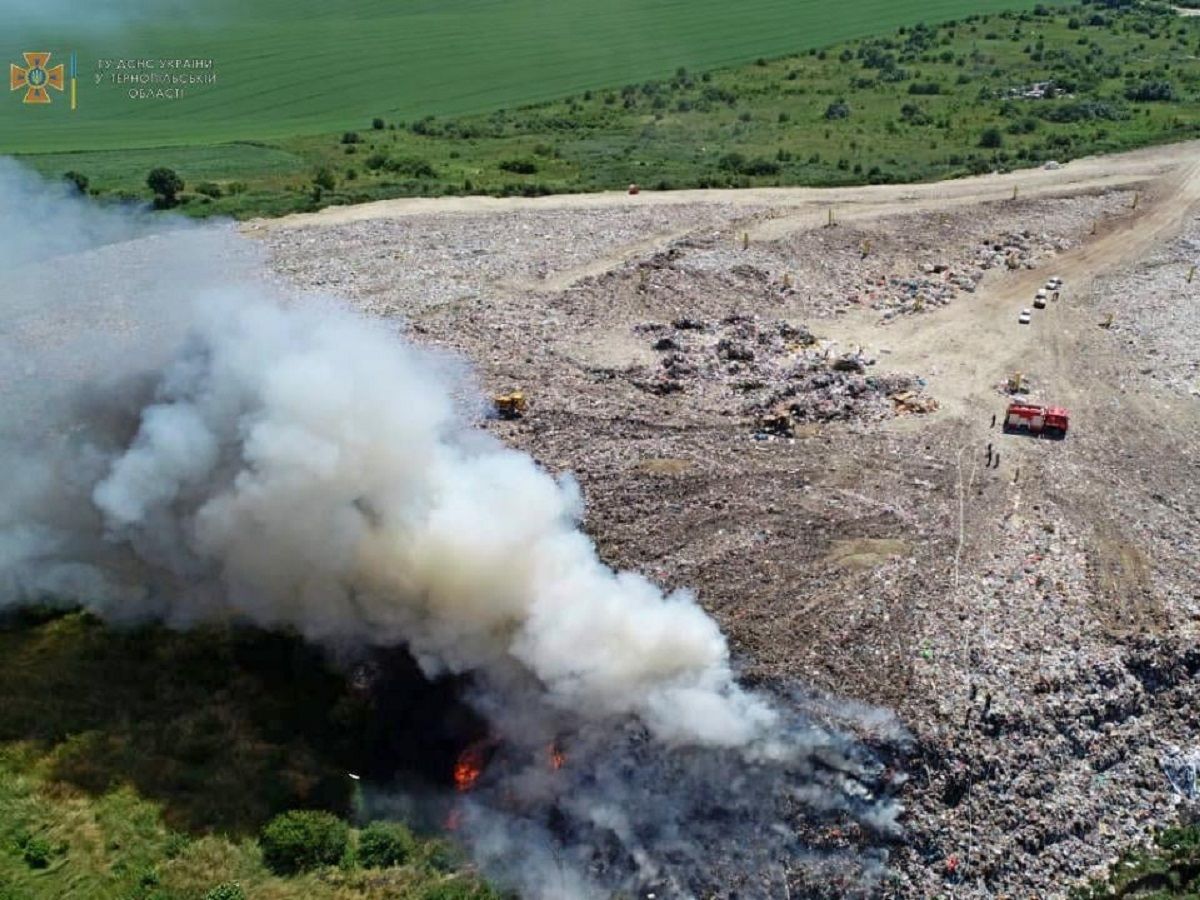 Під Тернополем горить сміттєзвалище: рятувальники ліквідовують пожежу