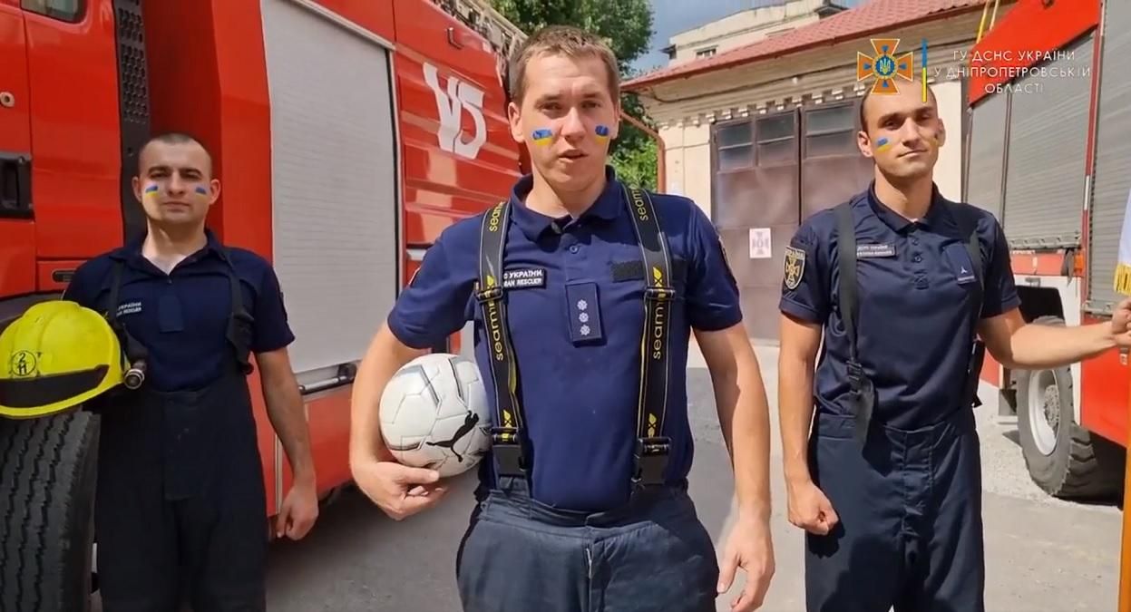 Рятувальники з Дніпра яскраво підтримали збірну перед матчем з Швецією Рятувальники з Дніпра яскраво підтримали збірну перед матчем з Швецією