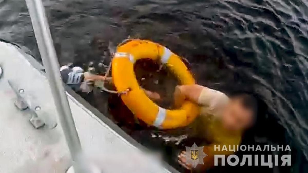 В Киеве пьяный мужчина выпал из прогулочного теплохода в Днепр В Киеве пьяный мужчина выпал из прогулочного теплохода в Днепр