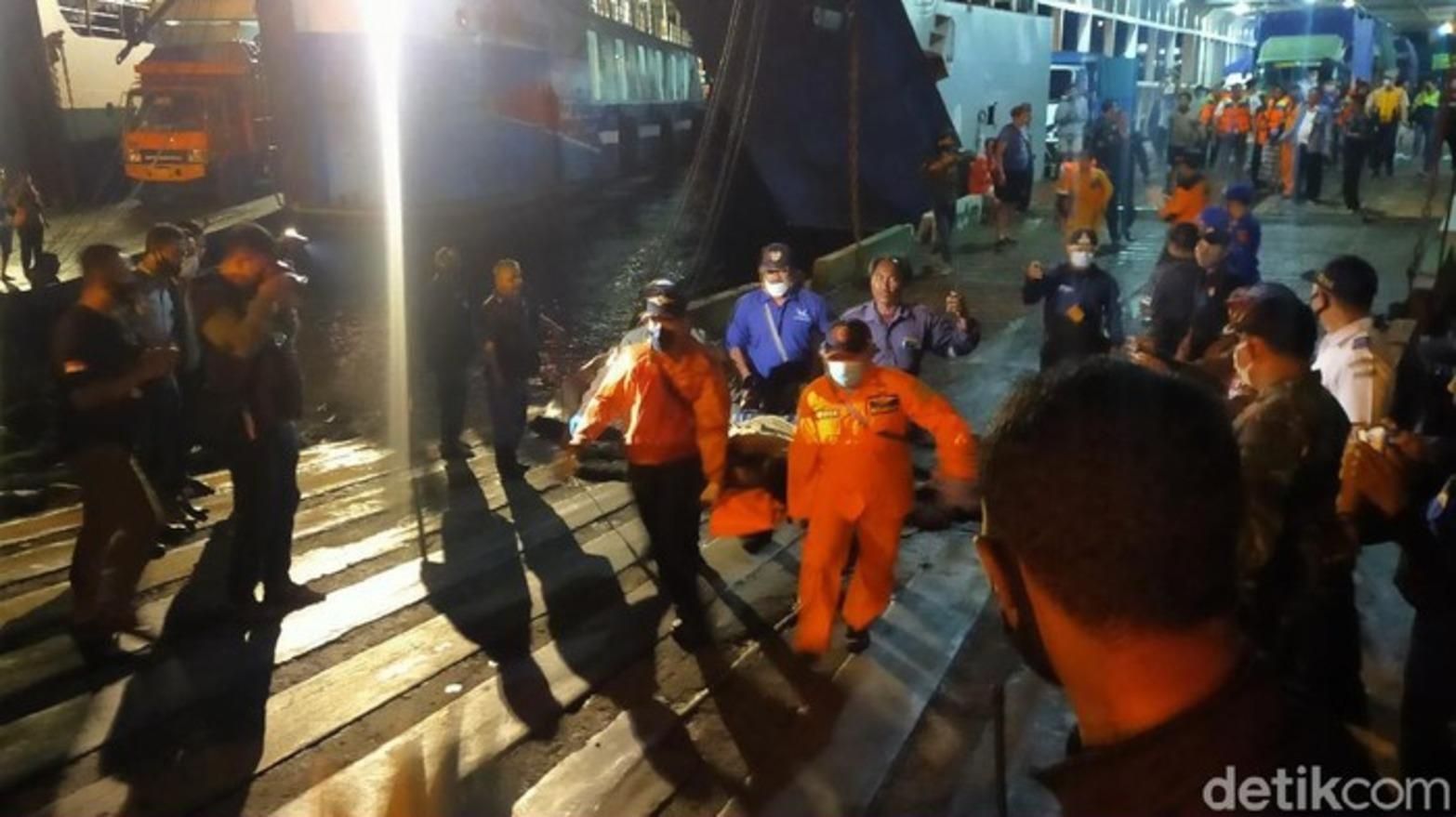 В Индонезии пошло ко дну судно с более 50 людьми: есть жертвы – видео