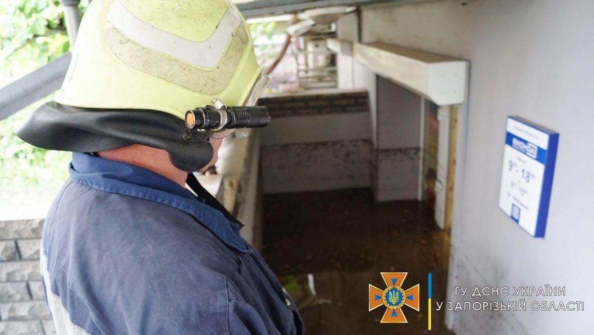 Непогода в Запорожье поломала деревья, затопила дома и засыпала градом Непогода в Запорожье поломала деревья, затопила дома и засыпала градом