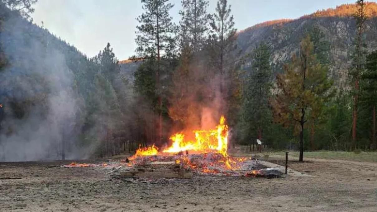 В Канаде сгорели церкви, у которых нашли массовые захоронения учеников В Канаде сгорели церкви, у которых нашли массовые захоронения учеников