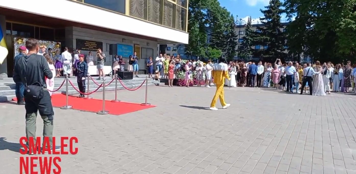 У Луцьку золотий медаліст прийшов на вручення у костюмі пива: фото У Луцьку золотий медаліст прийшов на вручення у костюмі пива: фото