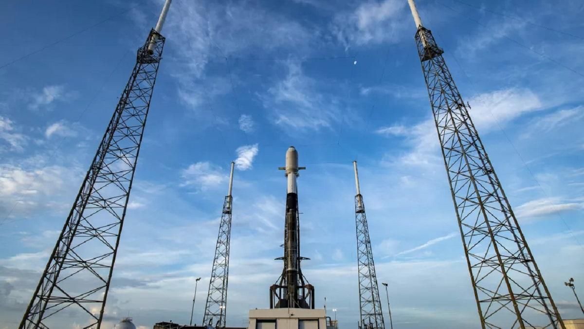 Запуск ракети Falcon 9 скасували через літак у зоні польоту Запуск ракети Falcon 9 скасували через літак у зоні польоту