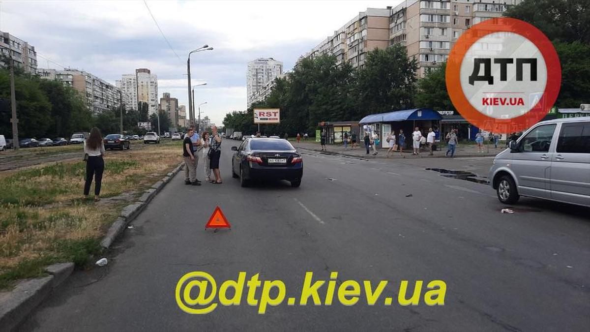 У Києві легковик зніс матір з дитиною на пішохідному переході