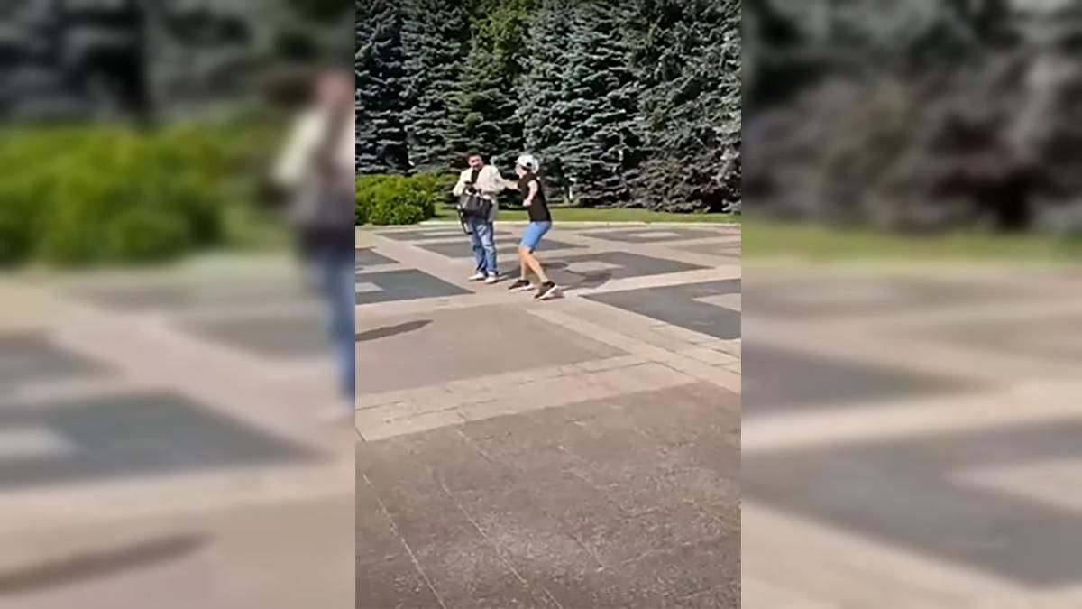 У Харкові облили сечею депутата ОПЗЖ Родзинського: відео У Харкові облили сечею депутата ОПЗЖ Родзинського: відео