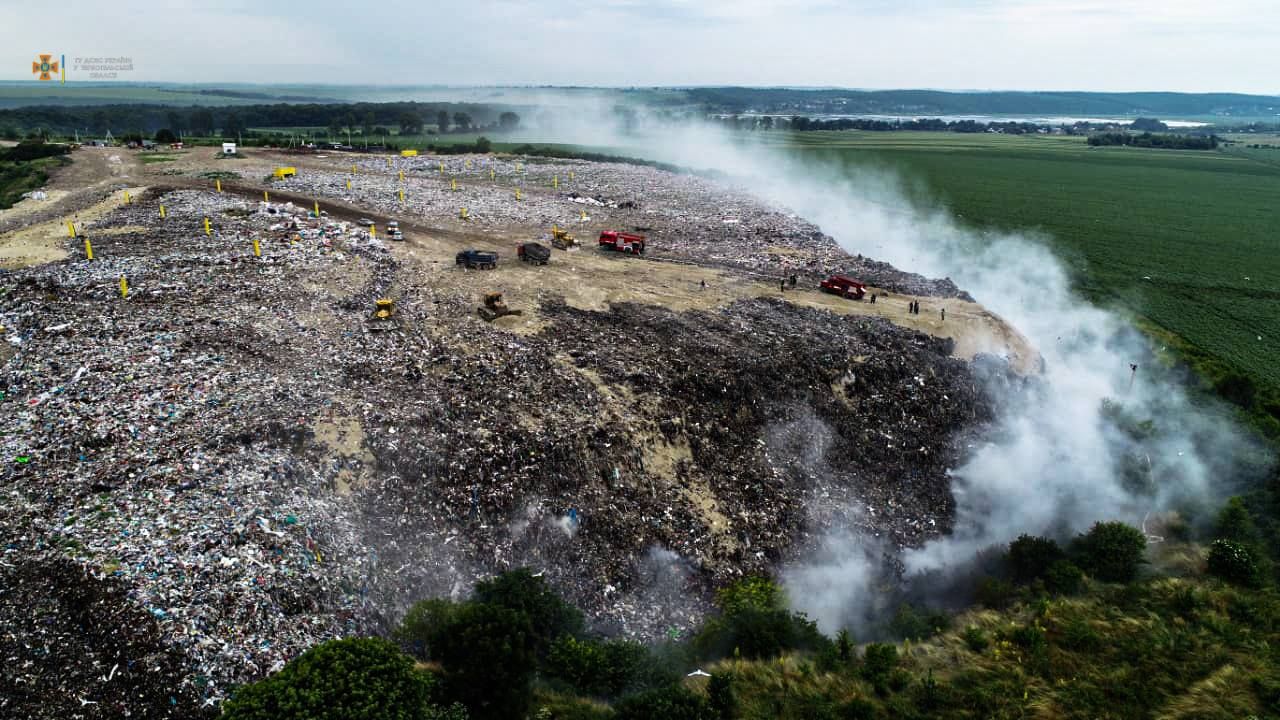 Под Тернополем вторые сутки горит свалка: фото