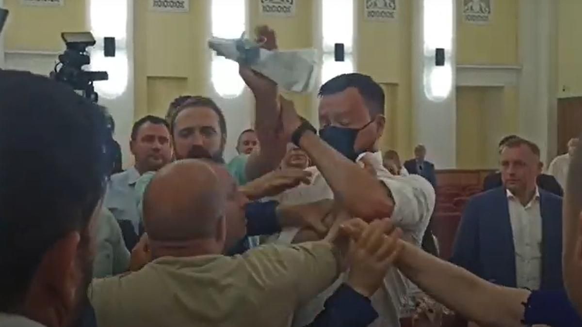 Бійка в Харківській міськраді депутати билися з охороною: відео Бійка в Харківській міськраді депутати билися з охороною: відео