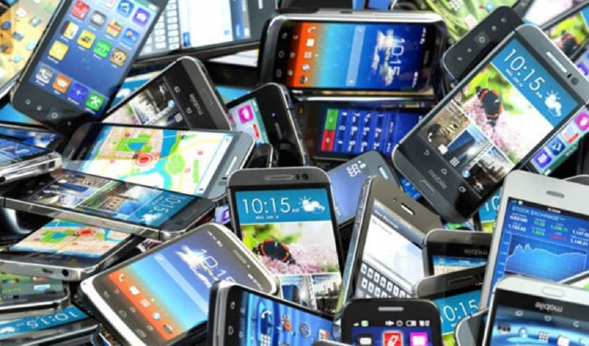 Чому деякі люди користуються старими смартфонами у 2021 році Чому деякі люди користуються старими смартфонами у 2021 році