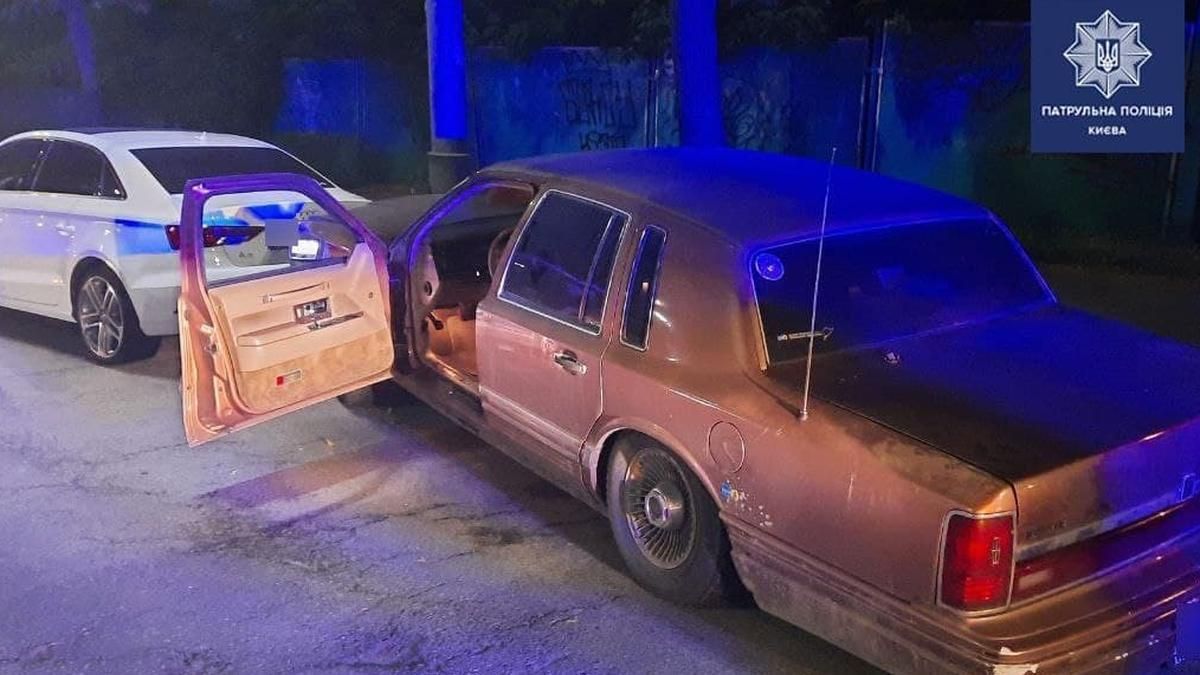 У Києві нетверезий чоловік викрав Lincoln та в'їхав на ньому у Audi У Києві нетверезий чоловік викрав Lincoln та в'їхав на ньому у Audi