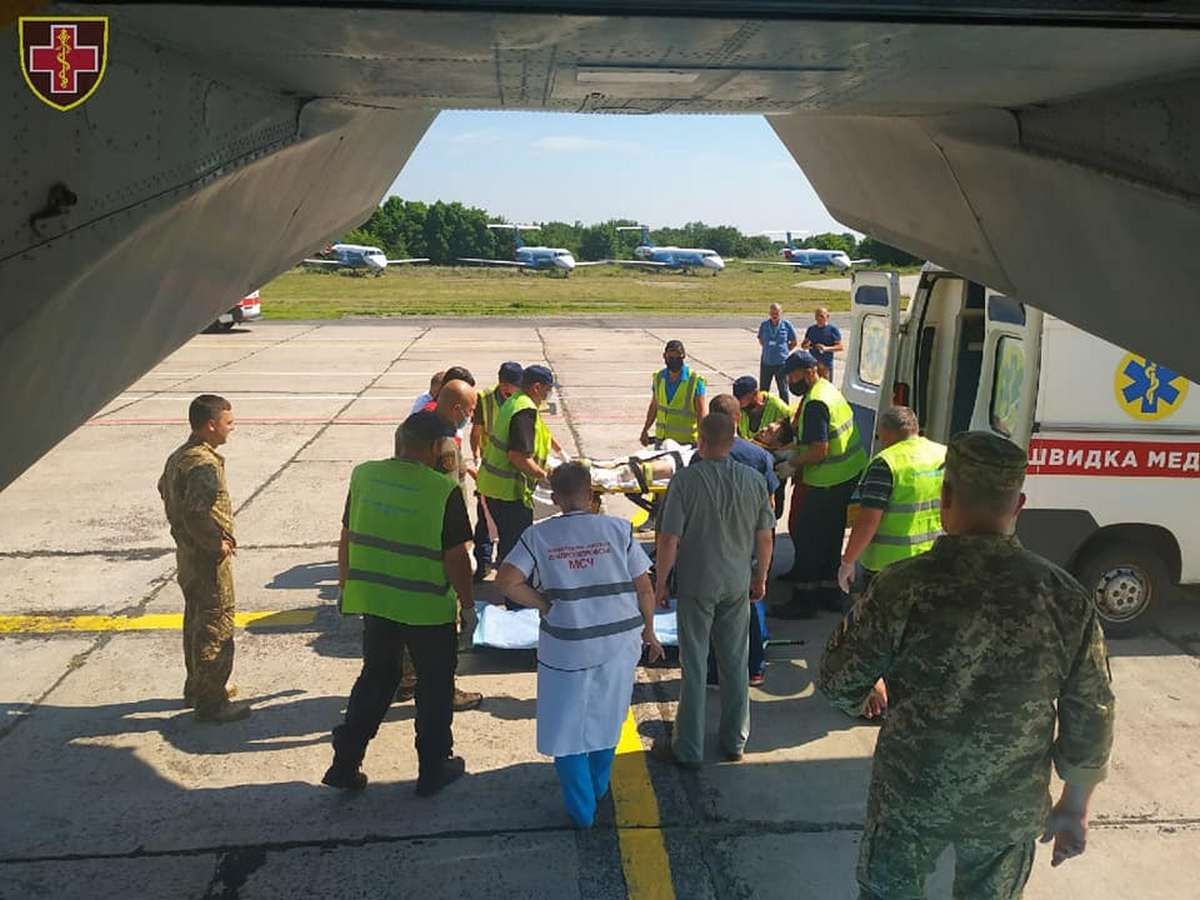 9 военных самолетом доставили на лечение в киевский госпиталь