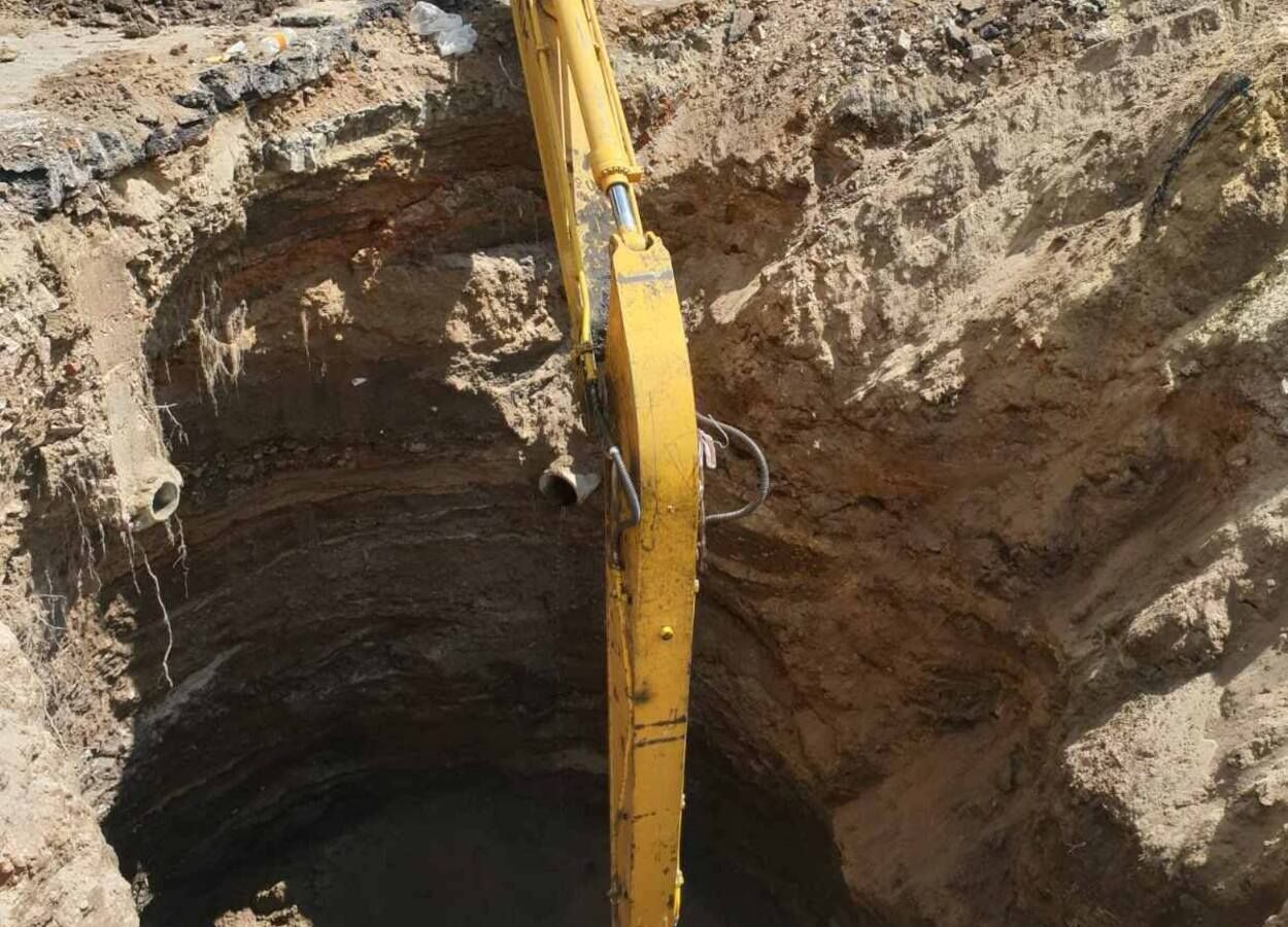 В центре Львова образовалось огромная пропасть: движение транспорта ограничили В центре Львова образовалось огромная пропасть: движение транспорта ограничили